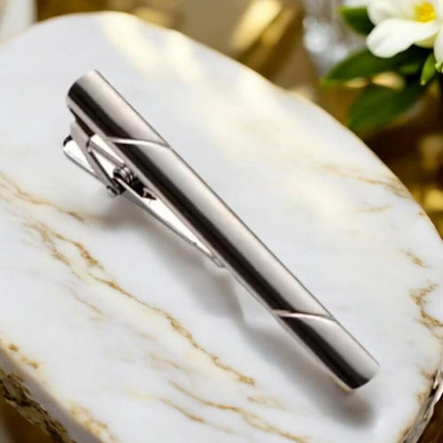 Elegante Krawattenklammer in metallischem Schwarz