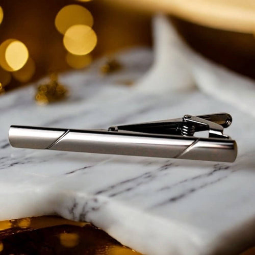 Elegante Krawattenklammer in metallischem Schwarz