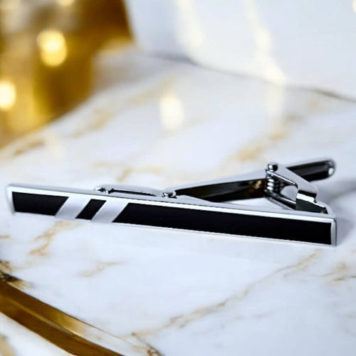 Elegante Krawattenklammer in Silber und Schwarz – stilvolles Duo für einen modernen Look