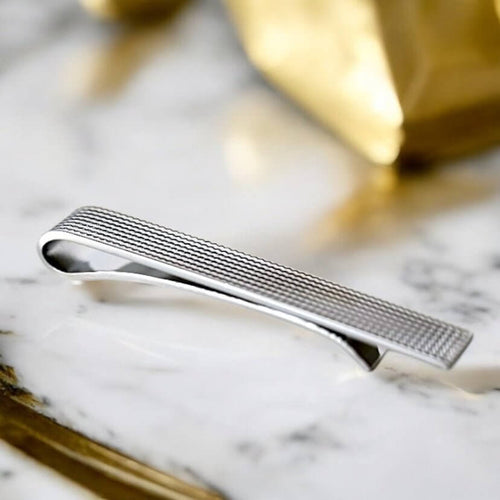 Krawattenklammer Wellenform gemustert in klassischem Silber