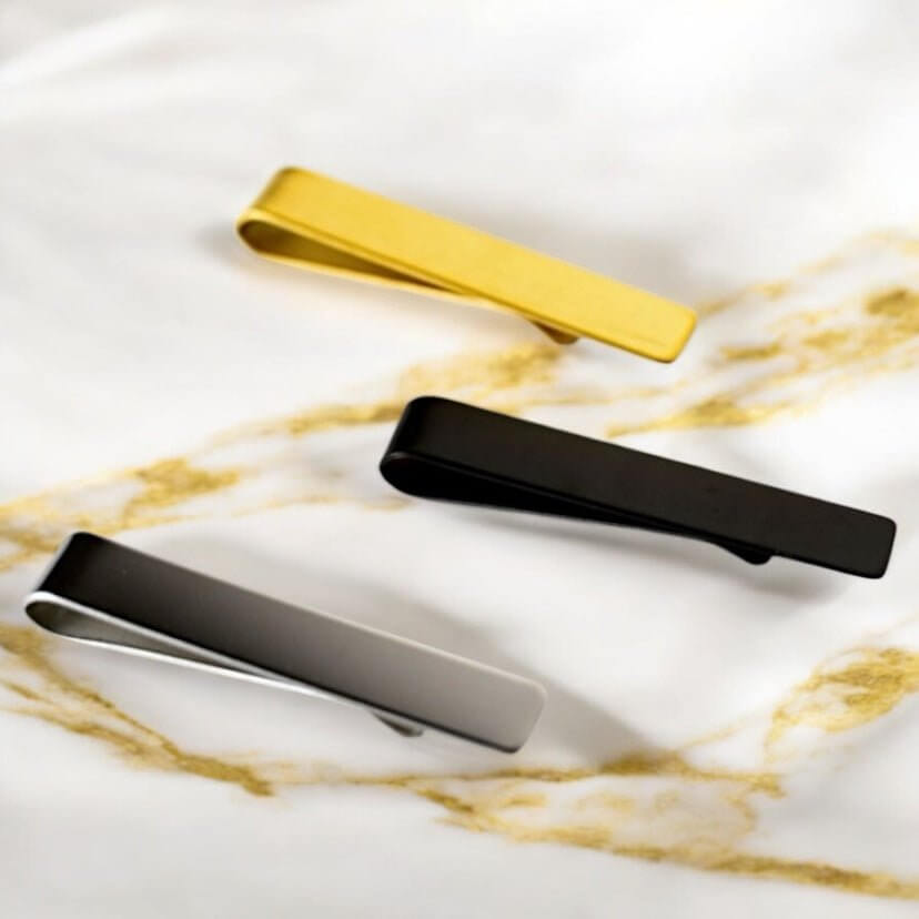 Krawattenklammer Wellenform in Gold – minimalistisches Design