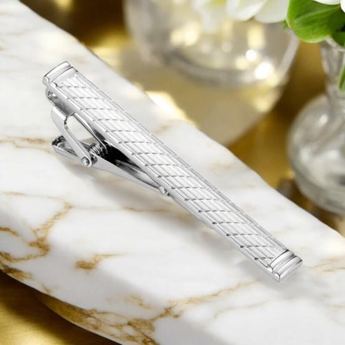 Gestreifte Krawattenklammer in klassischem Silber