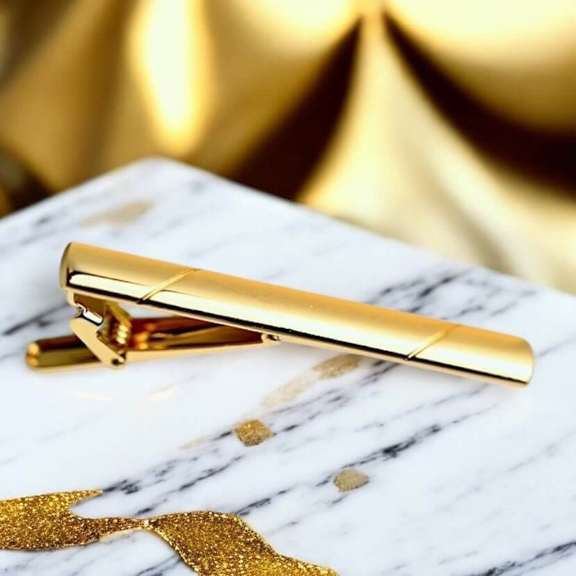 Minimalistische Krawattenklammer in glänzendem Gold