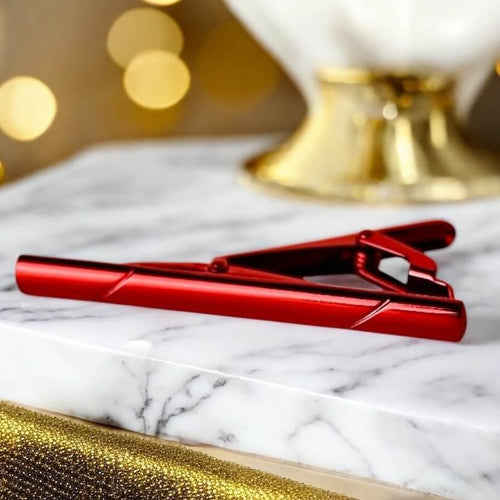 Rote Krawattenklammer mit klarer Linienführung – dezenter Farbakzent für formelle Anlässe