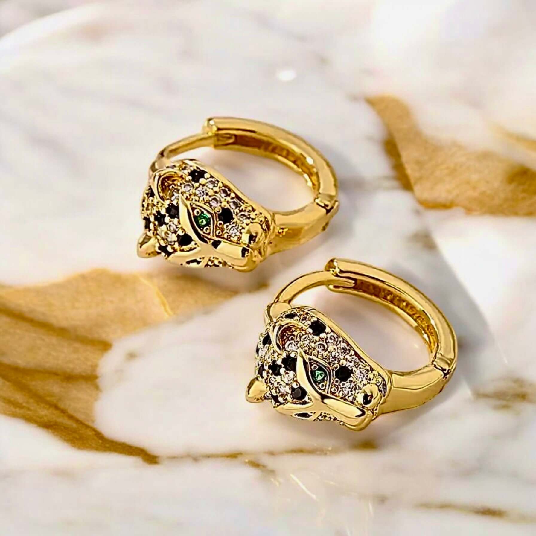 Goldene Creolen mit glitzerndem Leoparden-Design