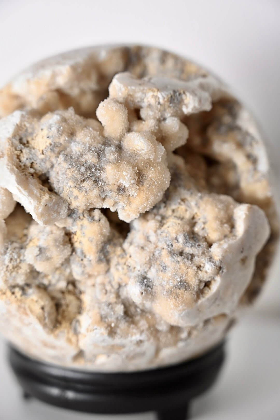 Weiße Druzy-Kristallkugel – faszinierender Stein für Schutz, Inspiration und energetische Reinigung