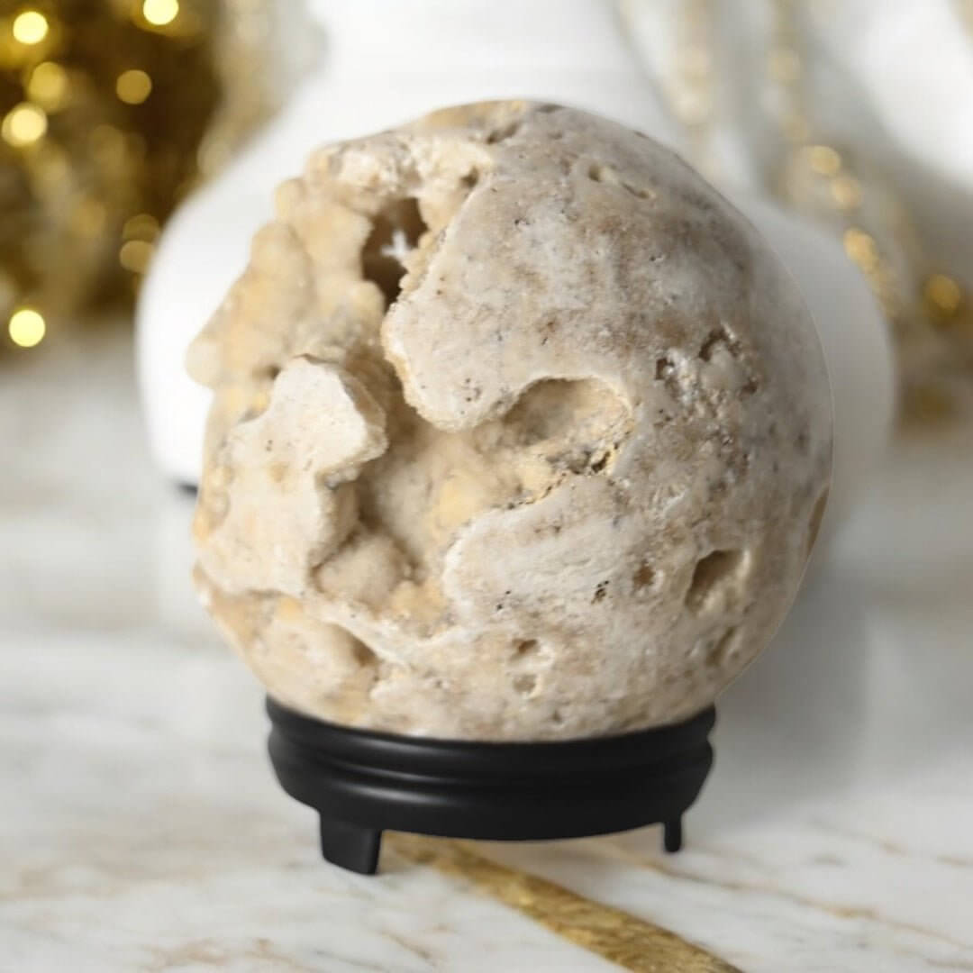 Weiße Druzy-Kristallkugel – faszinierender Stein für Schutz, Inspiration und energetische Reinigung