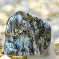Labradorit Freiform – Ausdrucksstarkes Dekorationsobjekt mit Farbvielfalt