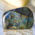 Labradorit Freiform – Edler Kristall mit blau-grünem Farbspiel