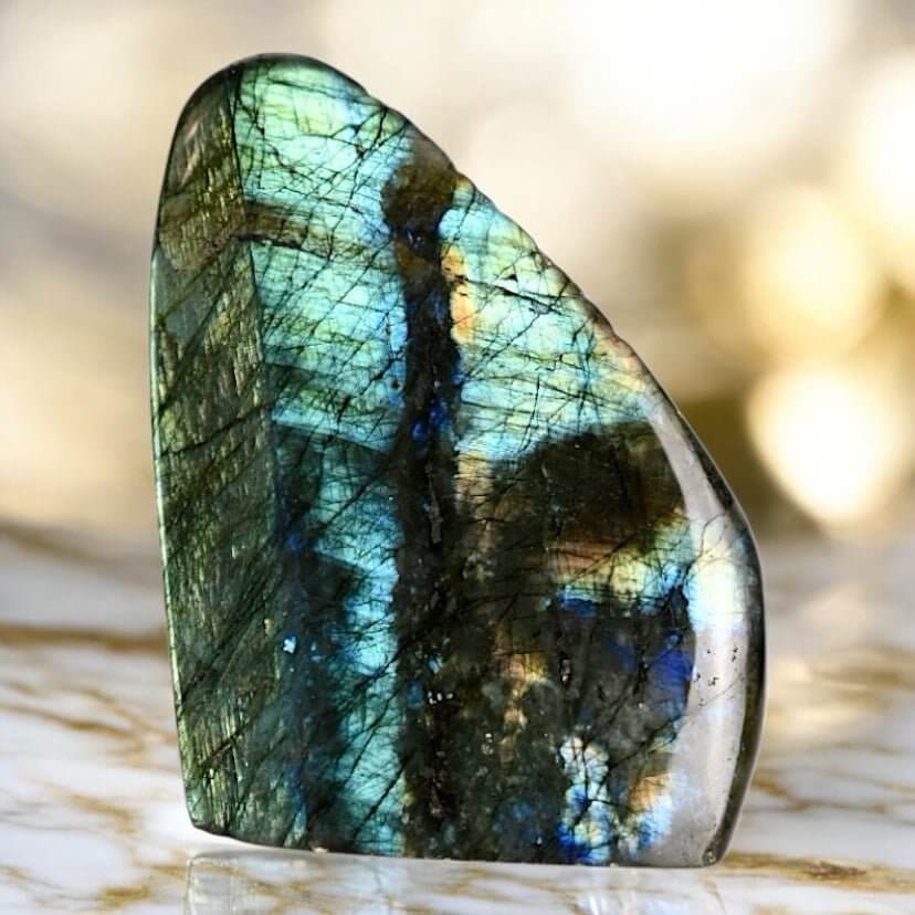 Labradorit Freiform – Mystische Aura durch lebendige Farben