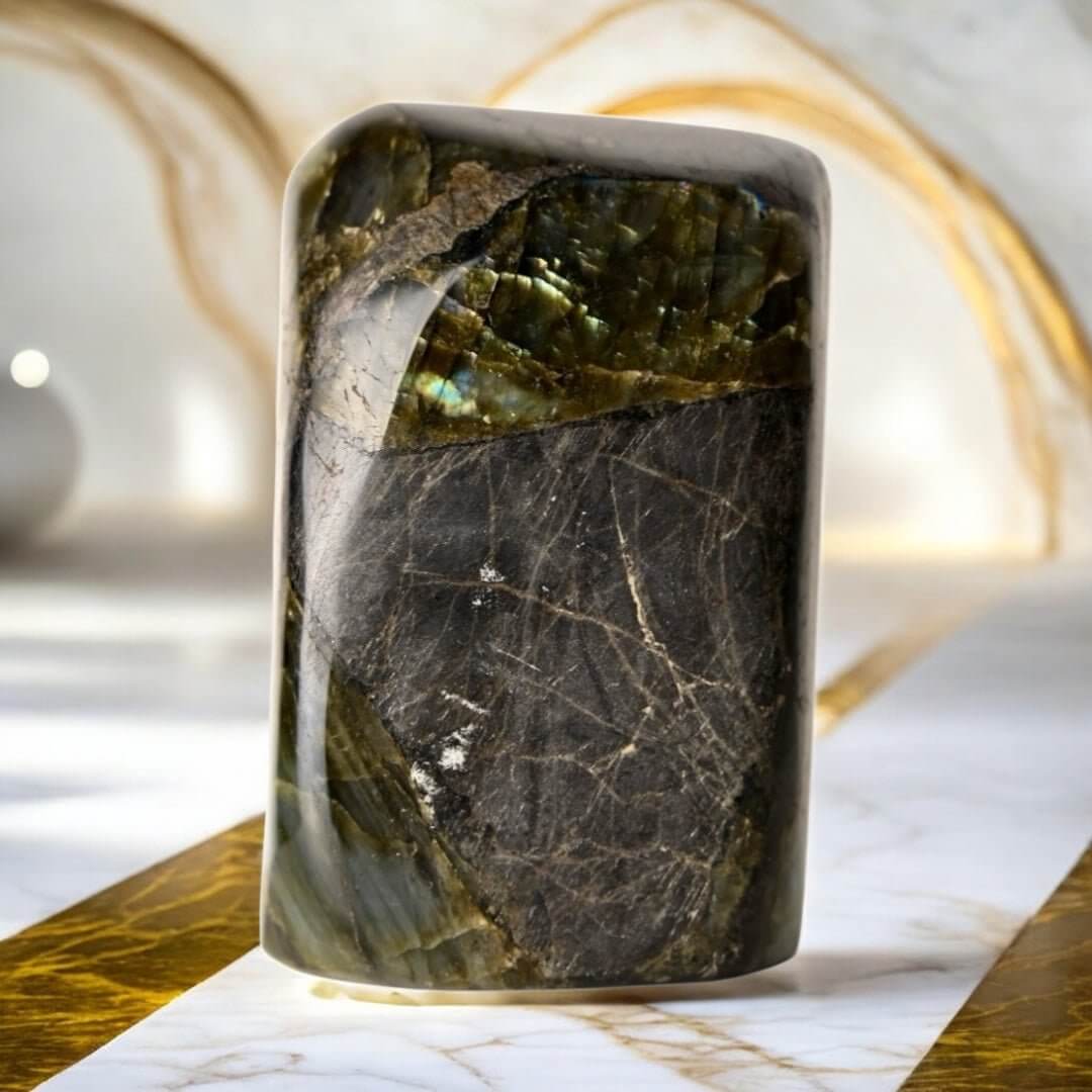 Labradorit Freiform – Mystisches Farbspiel in Gold und Grün