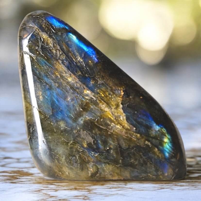 Labradorit Freiform – Naturjuwel mit intensiver blauer Leuchtkraft