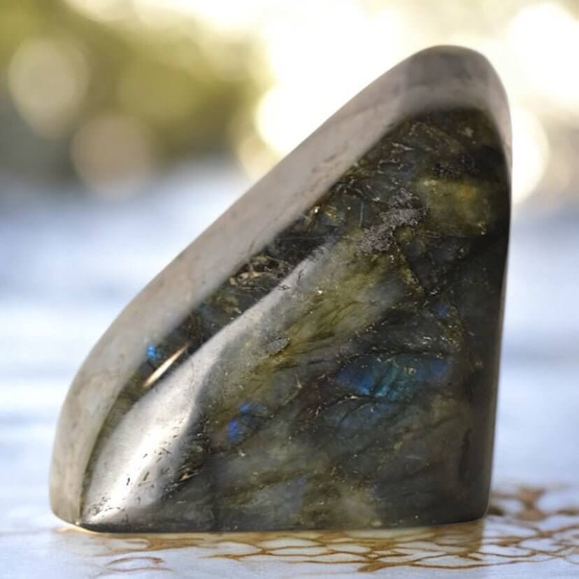 Labradorit Freiform – Naturjuwel mit intensiver blauer Leuchtkraft