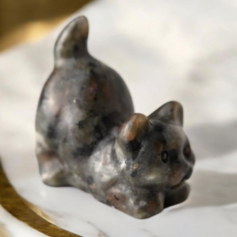 Katze aus Labradorit – Faszinierende Naturfigur mit schillernden Farbreflexen