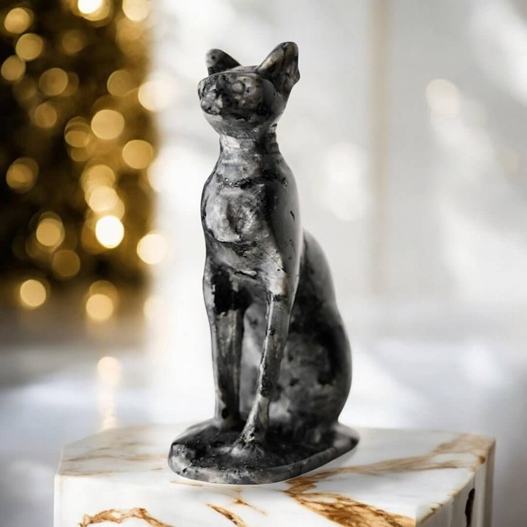 Labradorit Katzenfigur – Anmutig schimmernd und geheimnisvoll
