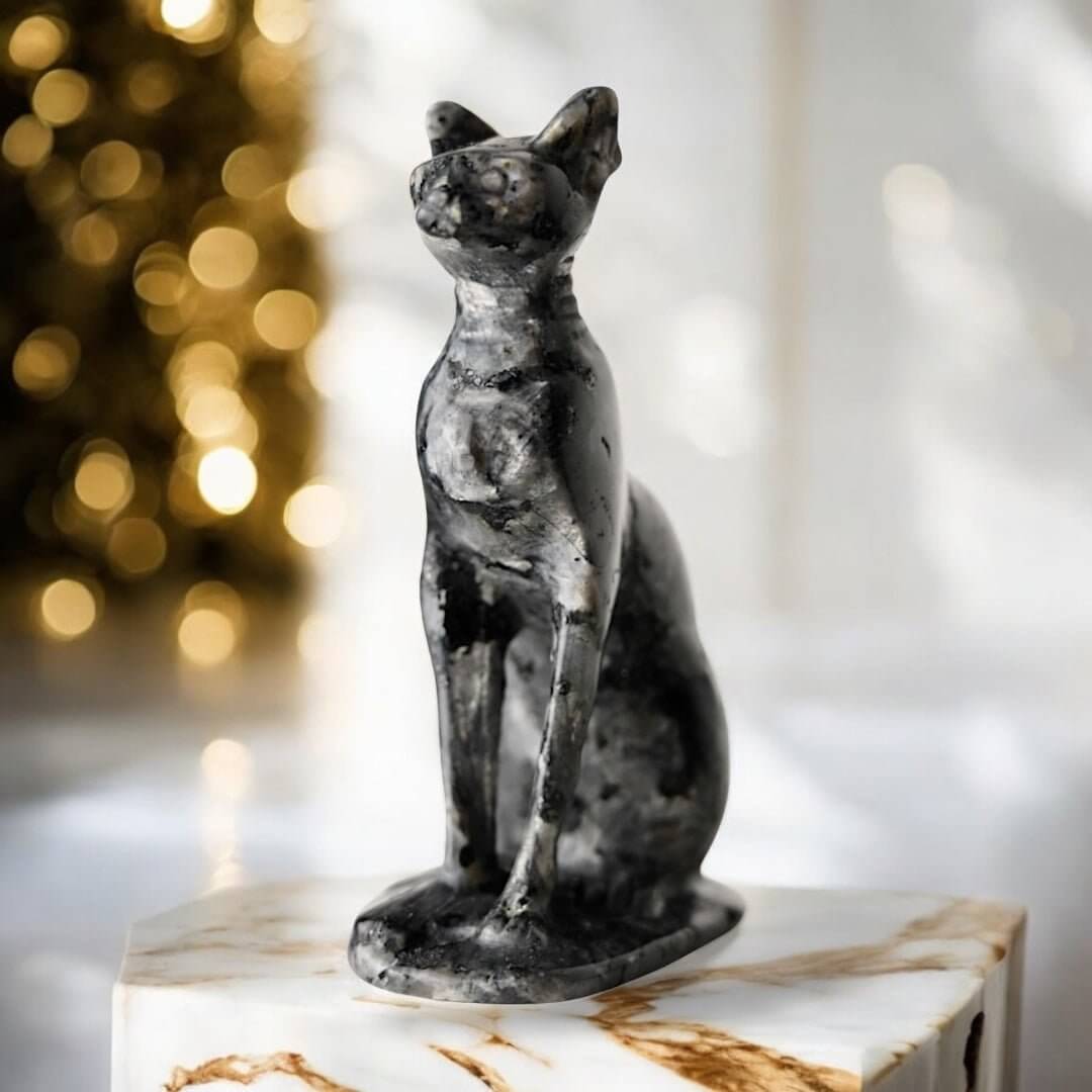 Labradorit Katzenfigur – Anmutig schimmernd und geheimnisvoll