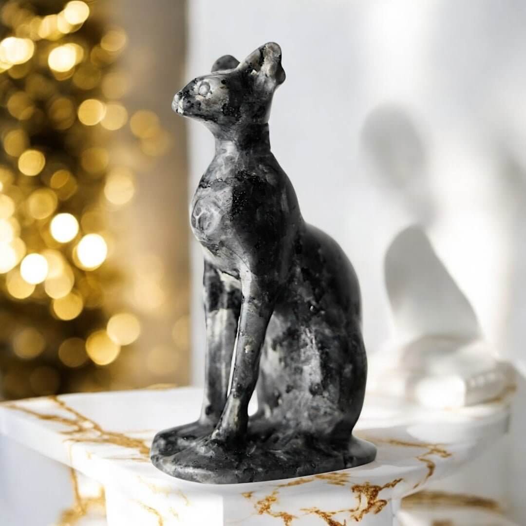 Labradorit Katzenfigur – Anmutig schimmernd und geheimnisvoll