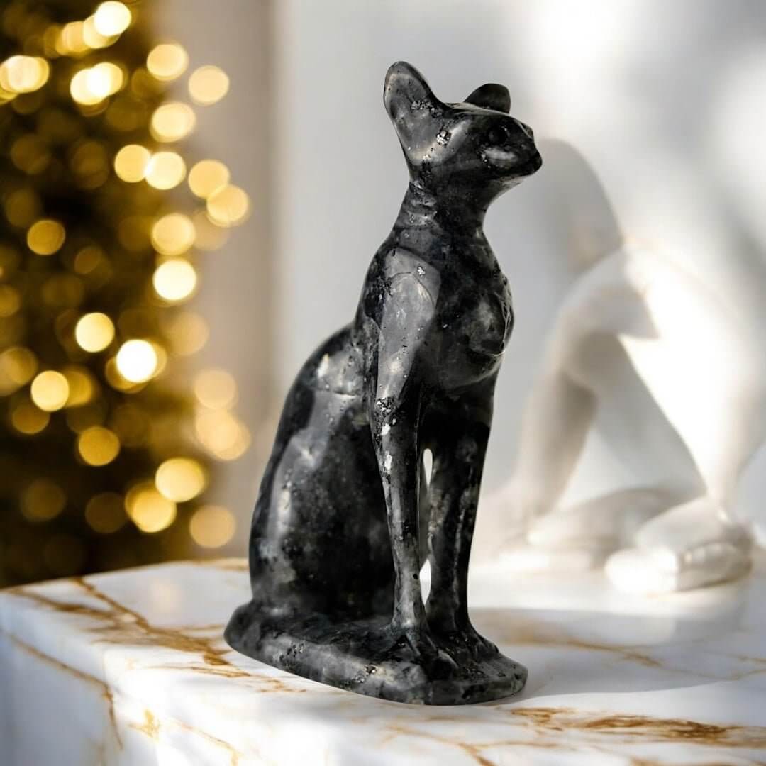 Labradorit Katzenfigur – Anmutig schimmernd und geheimnisvoll