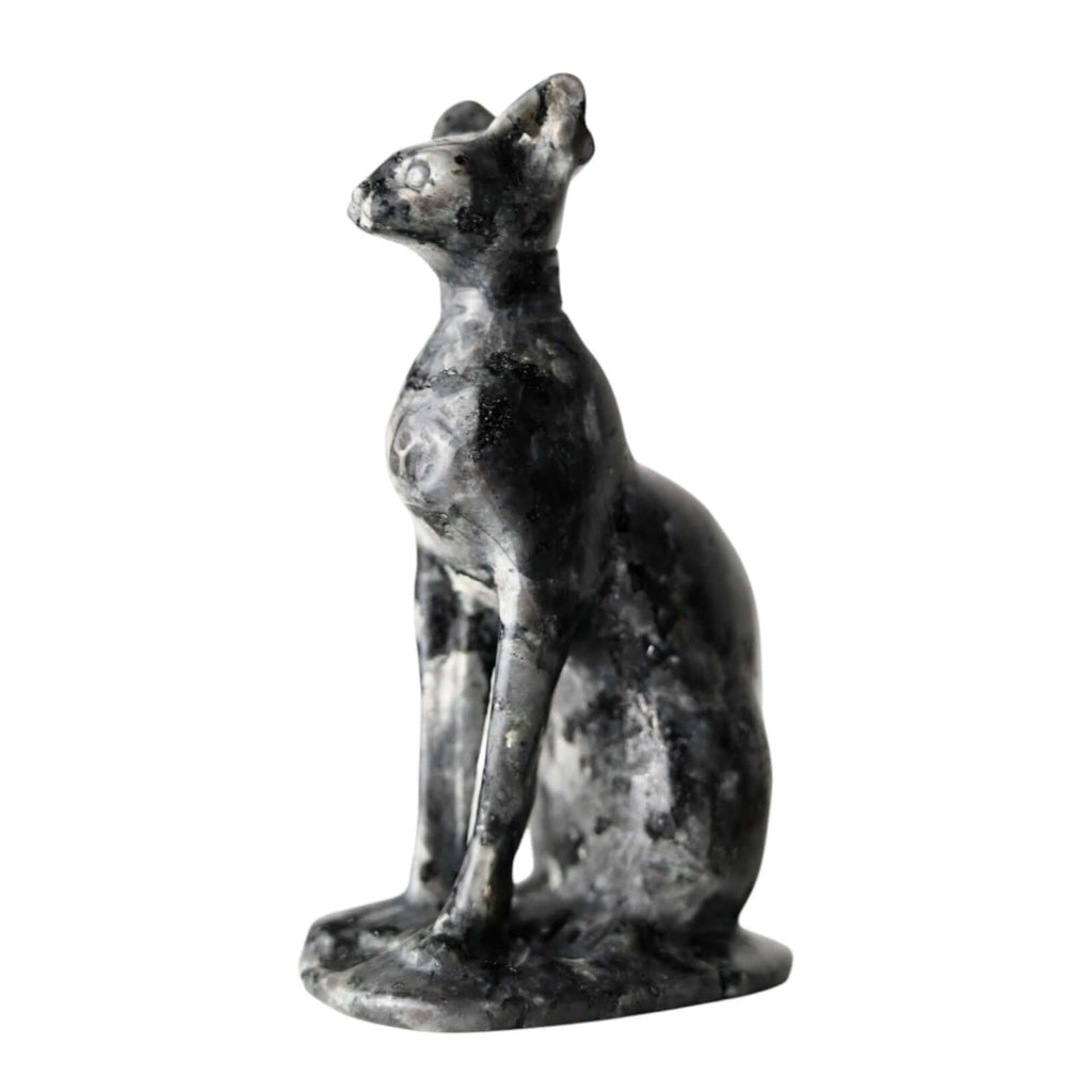 Labradorit Katzenfigur – Anmutig schimmernd und geheimnisvoll