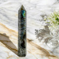 Labradorit Obelisk – mystischer Edelstein für Inspiration und Selbstvertrauen
