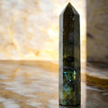 Labradorit Obelisk – mystischer Edelstein für Inspiration und Selbstvertrauen