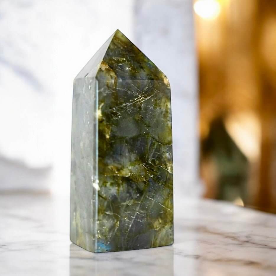 Labradorit Obelisk – geheimnisvoller Stein für Intuition und innere Klarheit