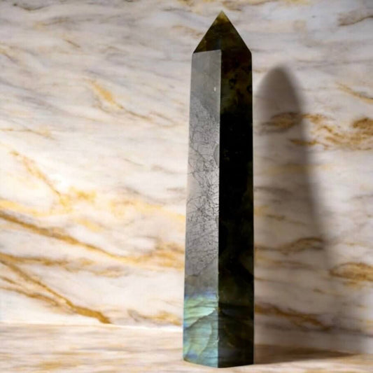 Labradorit Obelisk – kraftvoller Kristall für Achtsamkeit und Schutz