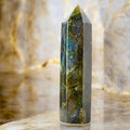 Labradorit Obelisk – leuchtende Blauschimmer für Inspiration und Ruhe