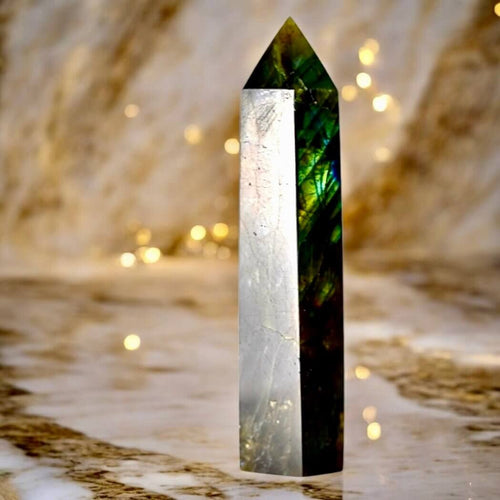 Labradorit Obelisk – leuchtende Blauschimmer für Inspiration und Ruhe