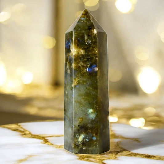 Labradorit Obelisk – schimmernde Blautöne für Magie und Intuition