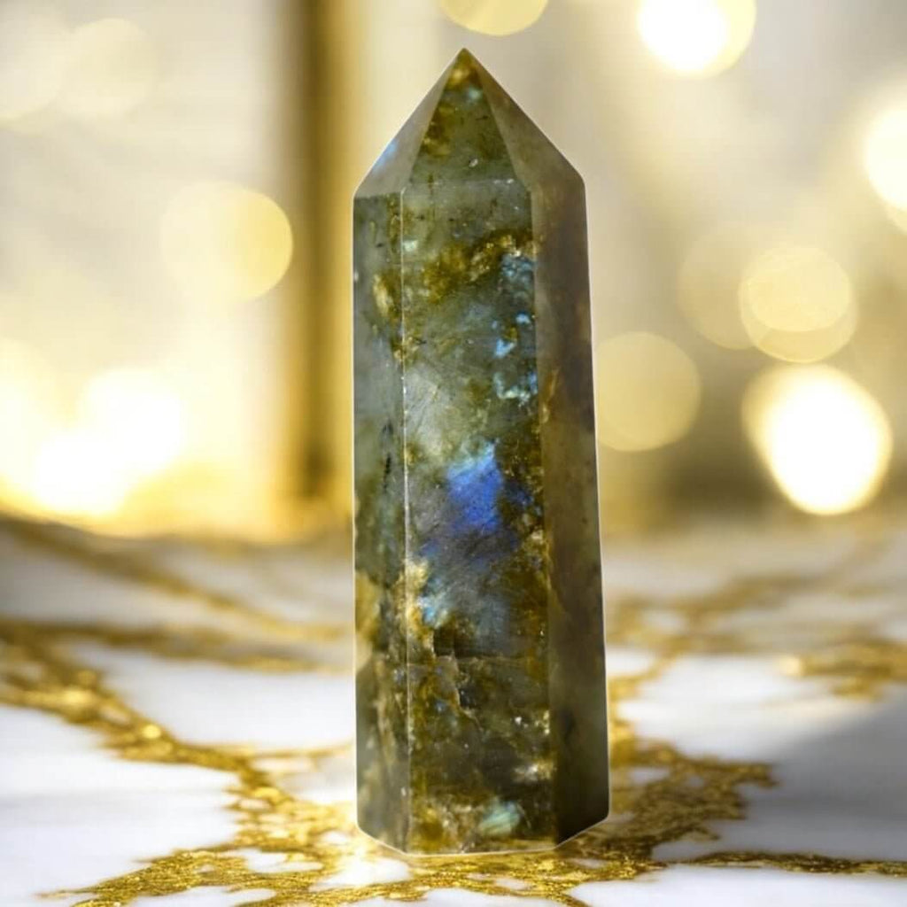 Labradorit Obelisk – schimmernde Blautöne für Magie und Intuition
