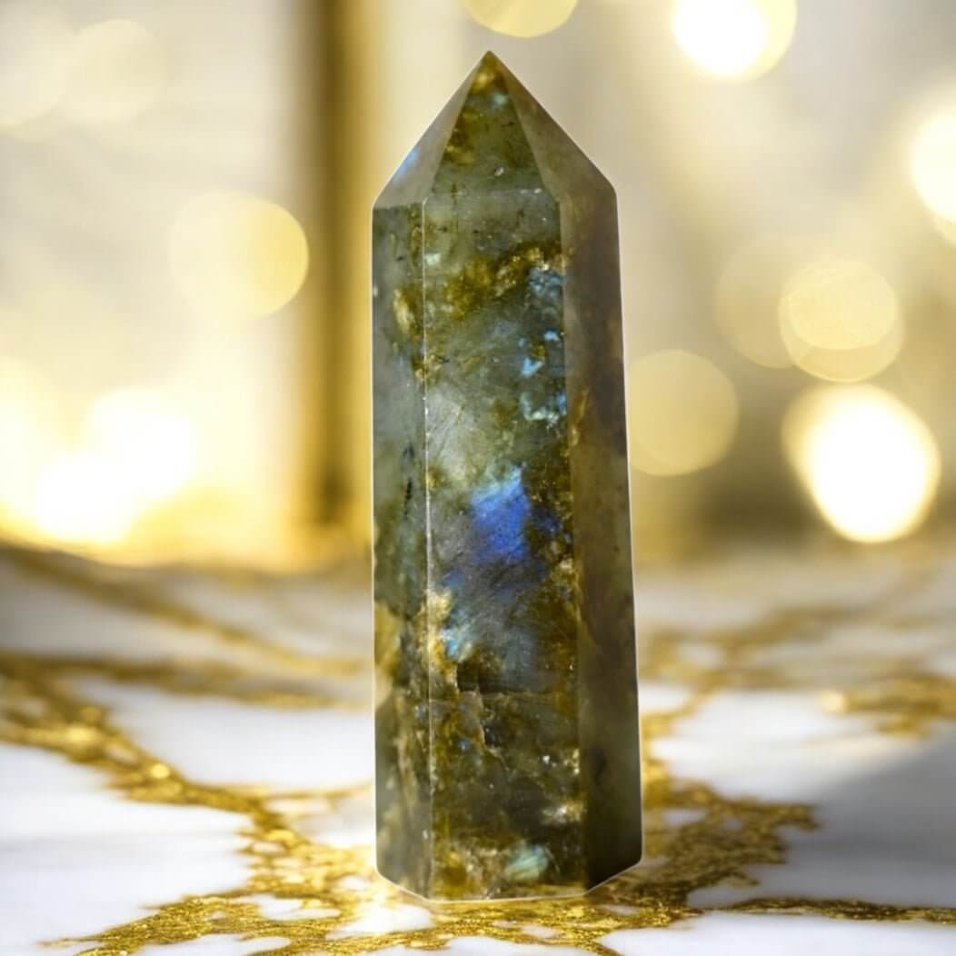 Labradorit Obelisk – schimmernde Blautöne für Magie und Intuition