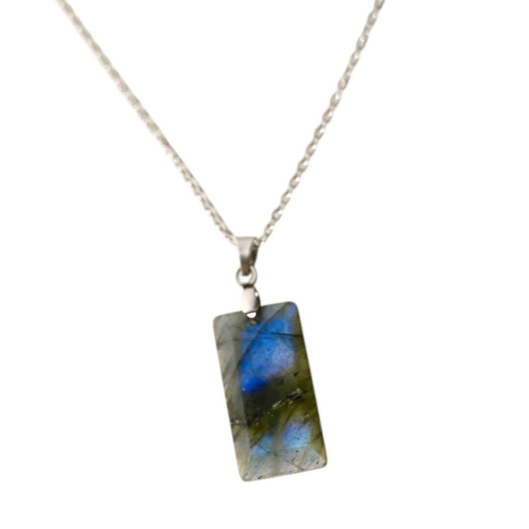 Silberne Kette mit geschliffenem Labradorit-Anhänger