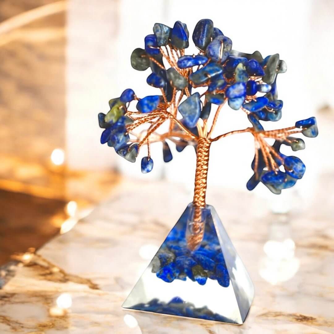 Lapislazuli Baum auf Kristallpyramide – Ausdrucksstarkes Edelsteinstück für Fokus und Ruhe
