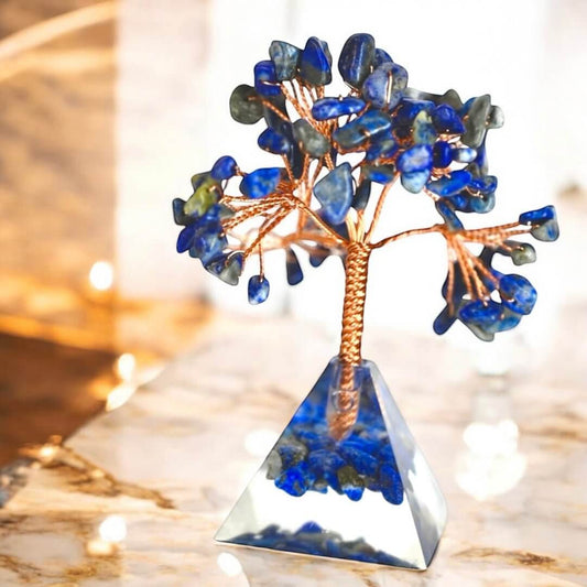 Lapislazuli Baum auf Kristallpyramide – Ausdrucksstarkes Edelsteinstück für Fokus und Ruhe