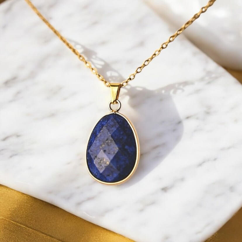 Goldene Kette mit facettiertem Lapislazuli-Anhänger