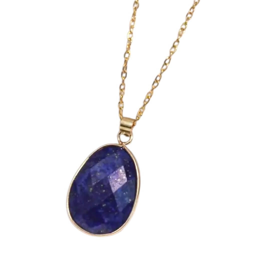 Goldene Kette mit facettiertem Lapislazuli-Anhänger