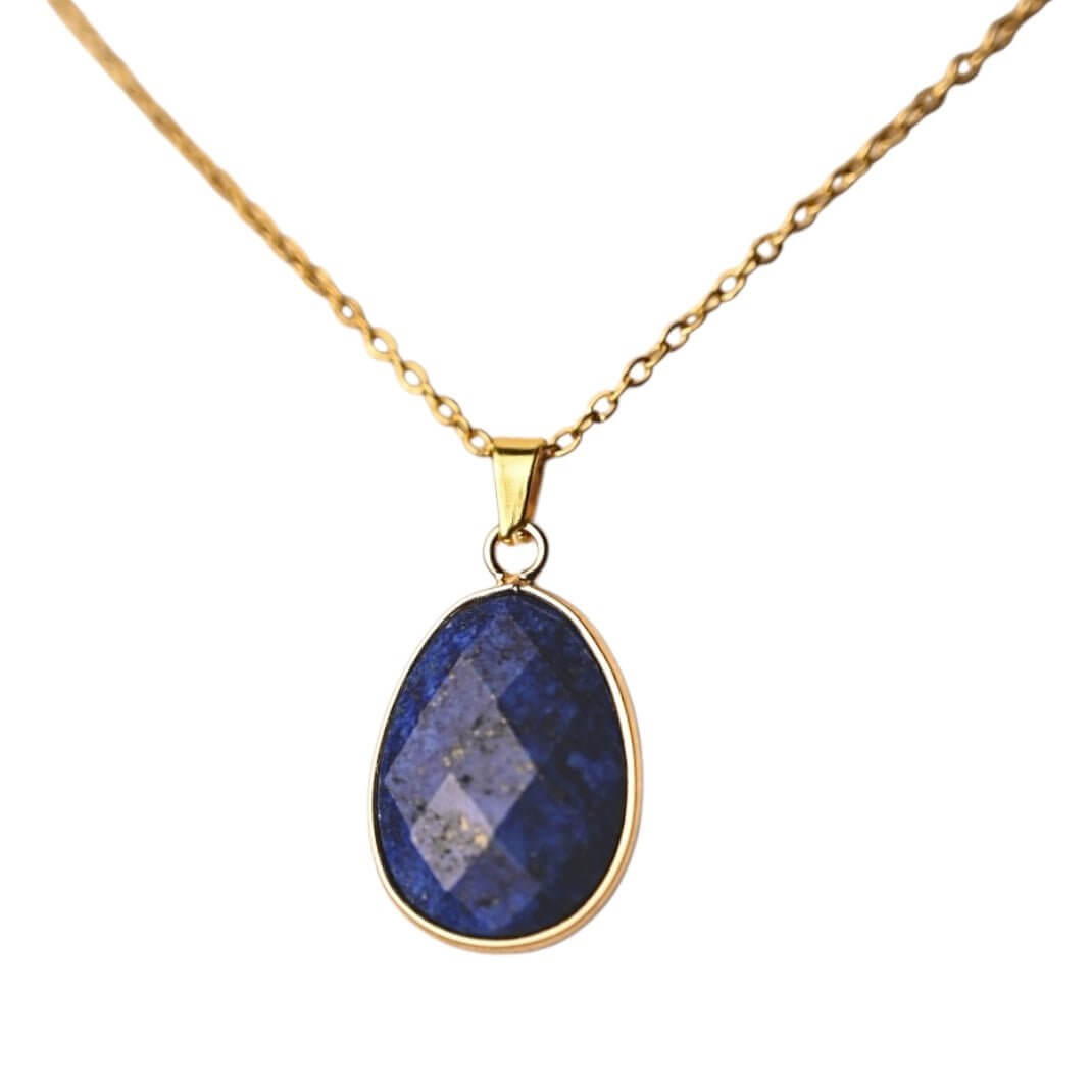 Goldene Kette mit facettiertem Lapislazuli-Anhänger