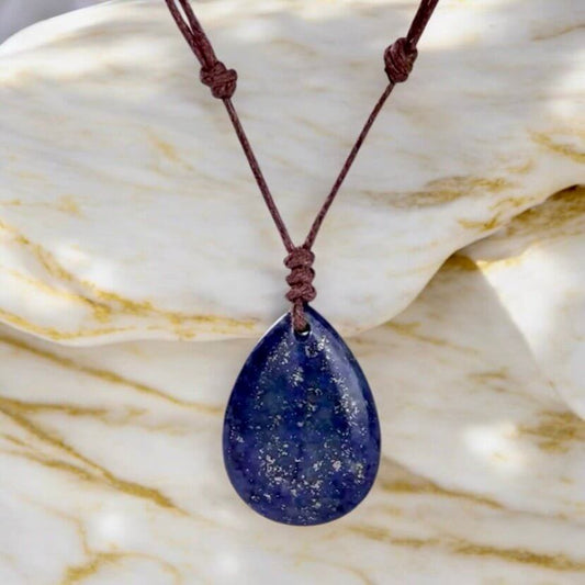 Verstellbare Halskette mit tropfenförmigem Lapislazuli