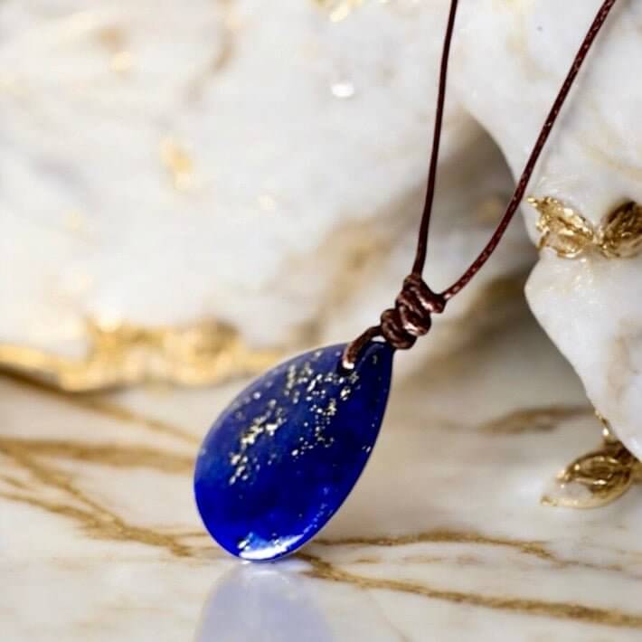 Verstellbare Halskette mit tropfenförmigem Lapislazuli