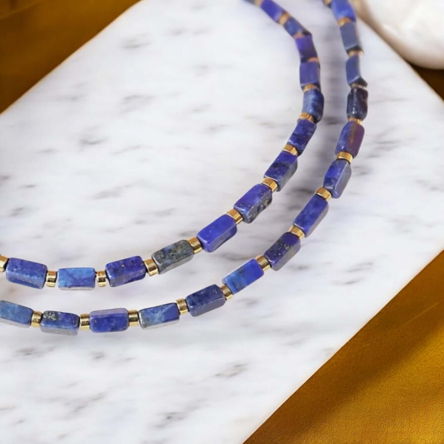Goldene Kette mit Lapislazuli-Perlen