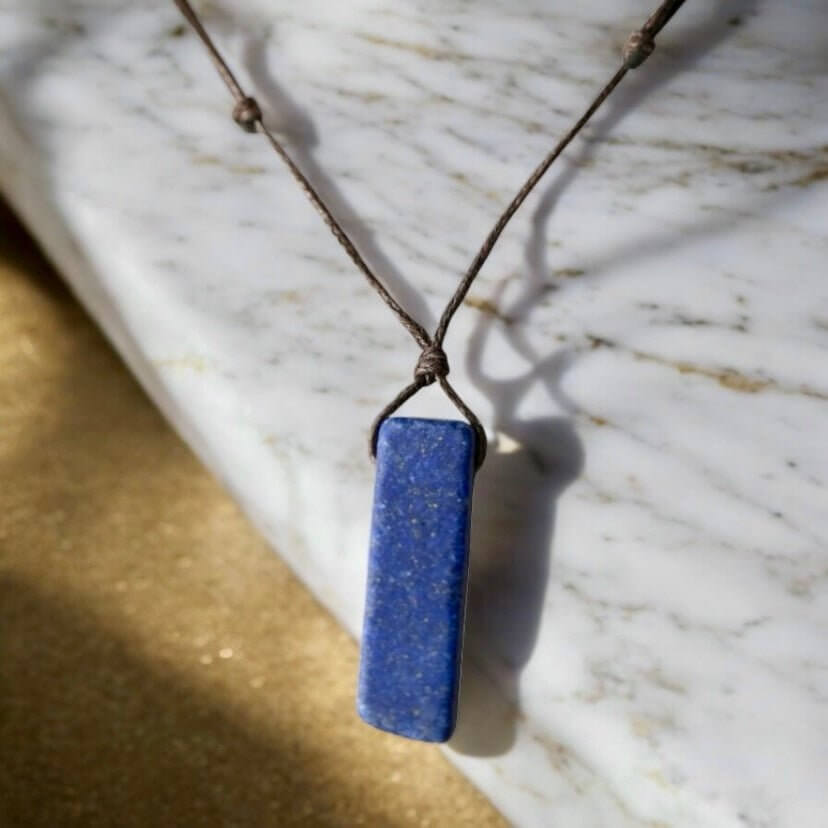 Halskette mit länglichem Lapislazuli – Stilvolles Schmuckstück für natürliche Ausstrahlung