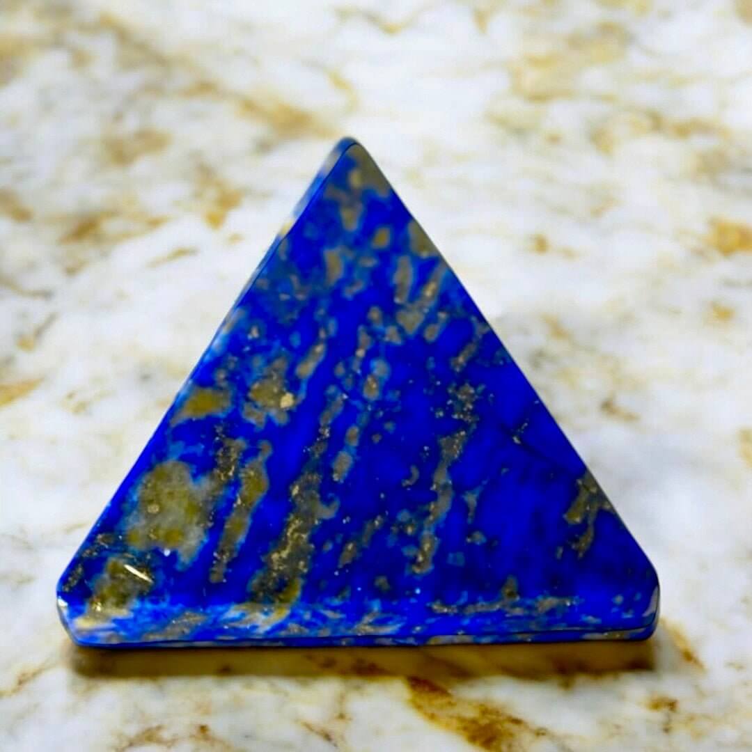 Mystisches Auge im Dreieck – gefertigt aus tiefblauem Lapislazuli