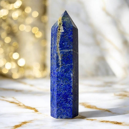 Lapislazuli Obelisk – edler Stein mit schimmernden Goldadern