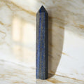 Lapislazuli Obelisk – eleganter Edelstein für Meditation und Intuition