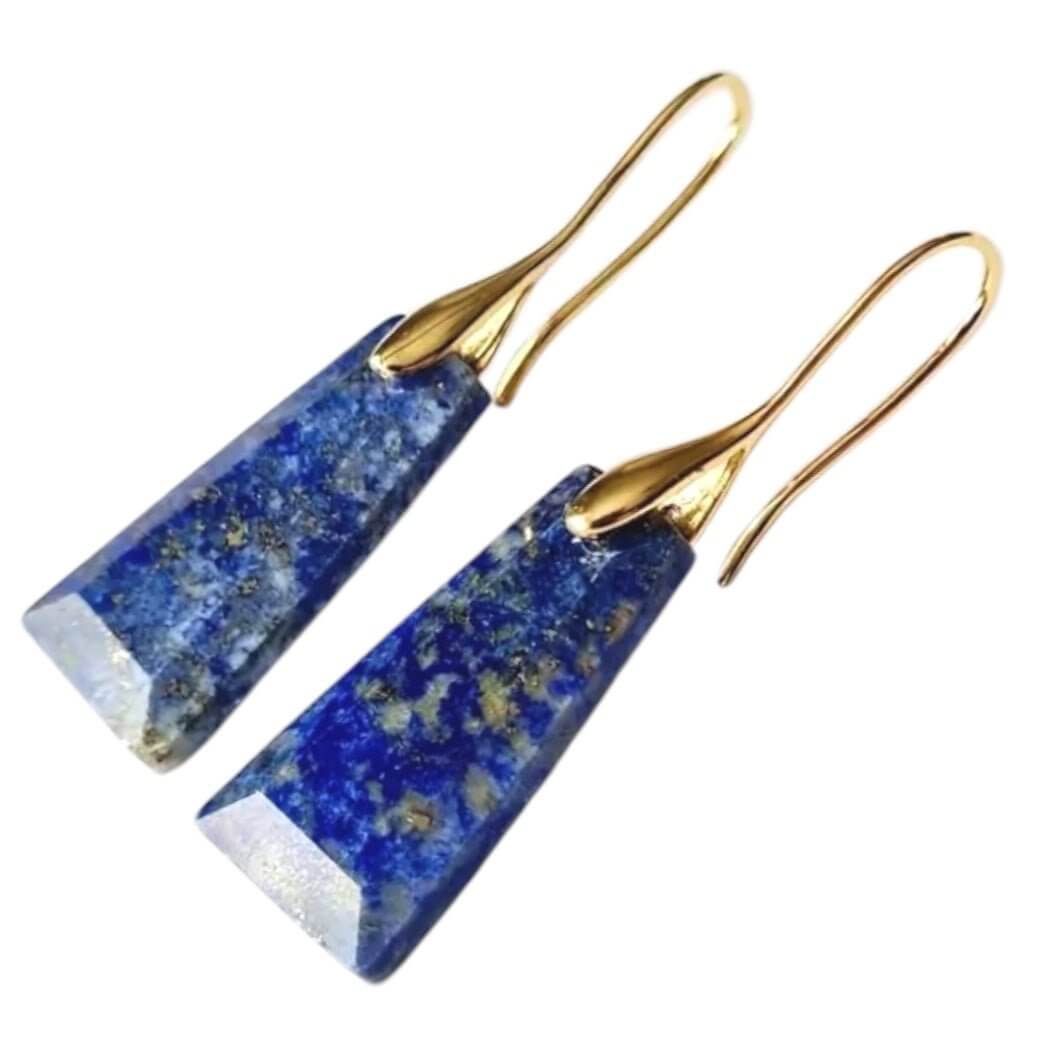 Lapislazuli Ohrringe in Gold – Ausdrucksstarke Kristallschmuckstücke für königliche Akzente
