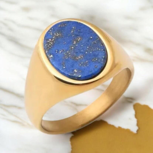 Eleganter goldener Ring mit ovalem Lapislazuli – funkelndes Highlight für markanten Stil