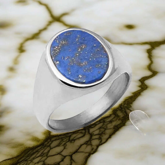 Eleganter silberner Ring mit ovalem Lapislazuli – funkelndes Highlight für markanten Stil