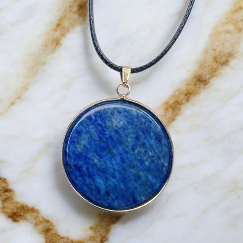 Schwarze Kette mit Lapislazuli-Scheibe – stilvolles Highlight für Ausgleich