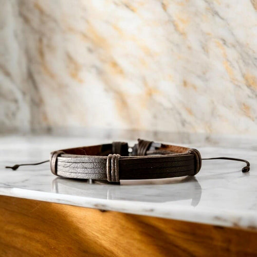 Verstellbares dunkelbraunes Lederarmband mit verbundenen Strängen, breit